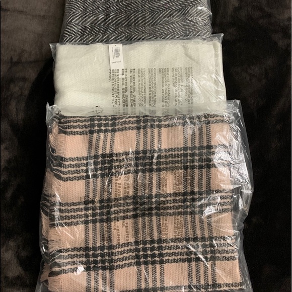 Old Navy Accessories - NWT 3pcs Old Navy Fringed Oversized Flannel Scarf for Women